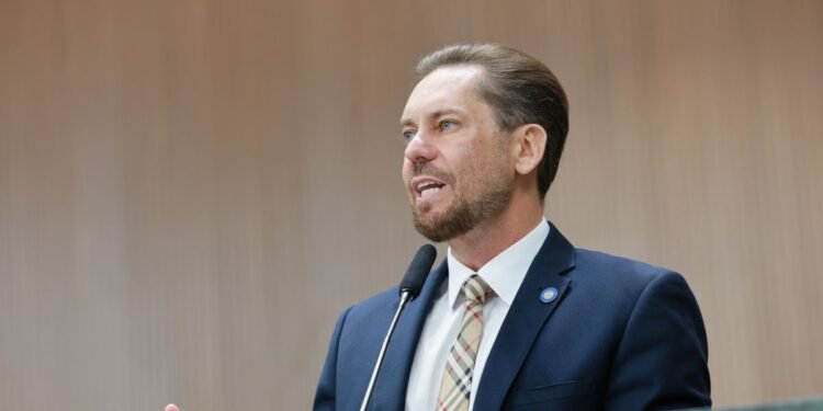 Bruno Peixoto defende número de comissionados na Alego